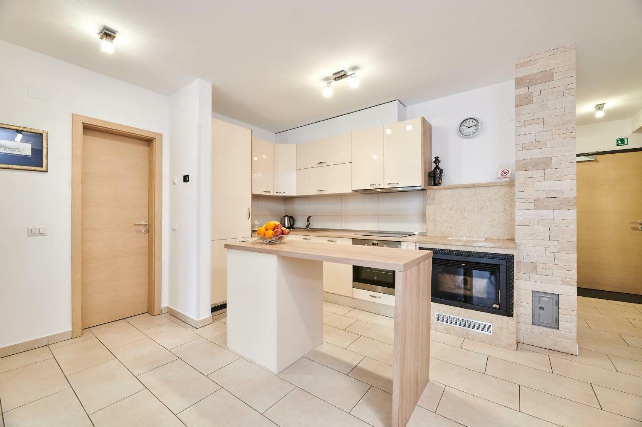 Apartman Leon Umag Exterior photo